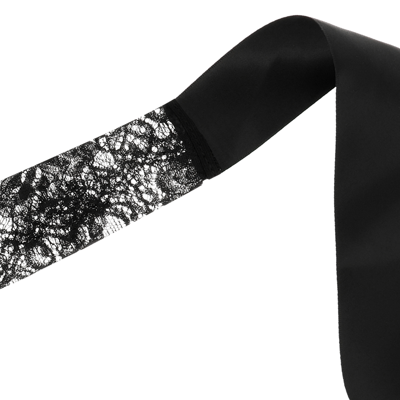 Masque en dentelle noire avec ruban