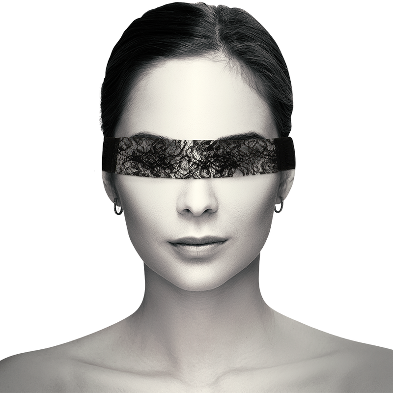 Masque en dentelle noire avec ruban